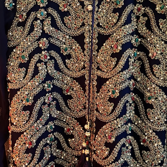 Beautiful Pakistani outfit with pants and dupatta, Size Medium. Like new! - Picture 3 of 4